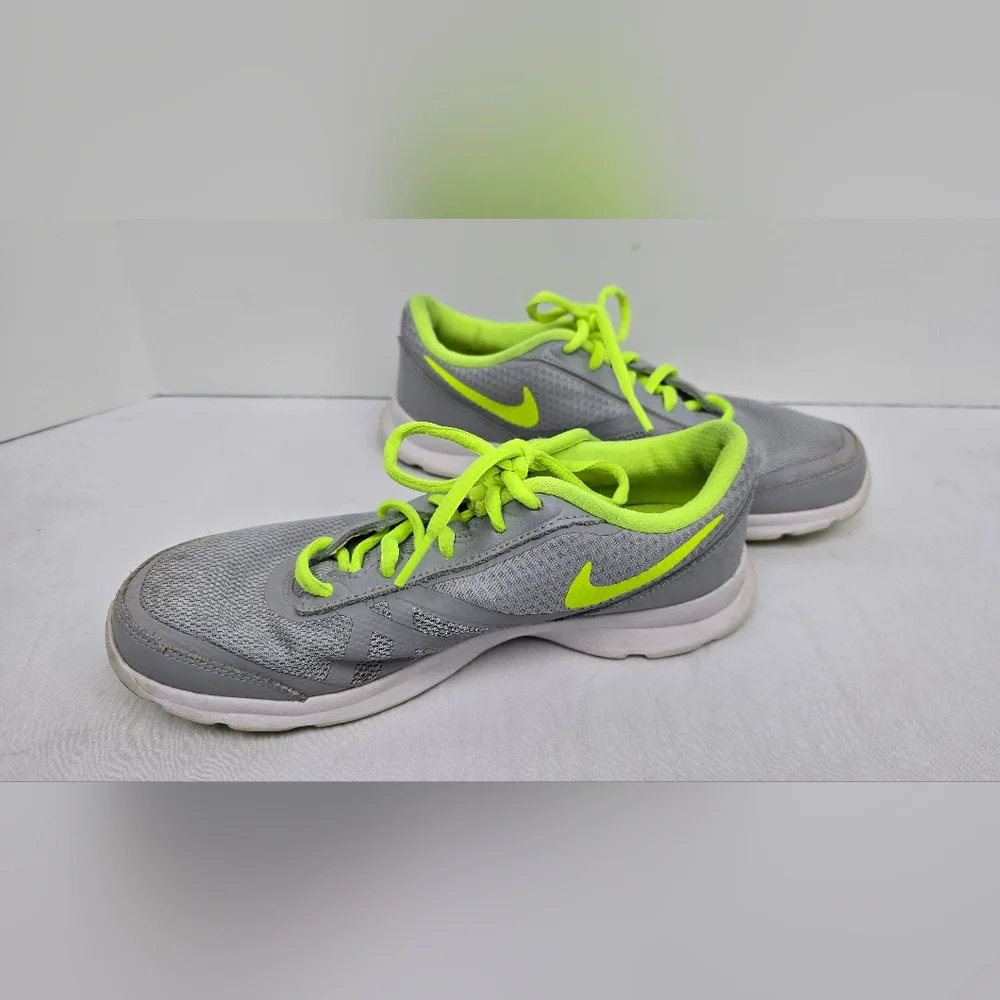 Nike Women’s Core Motion TR 2 Mesh Training Shoe 749180-003 Size 7.5 Gray Neon